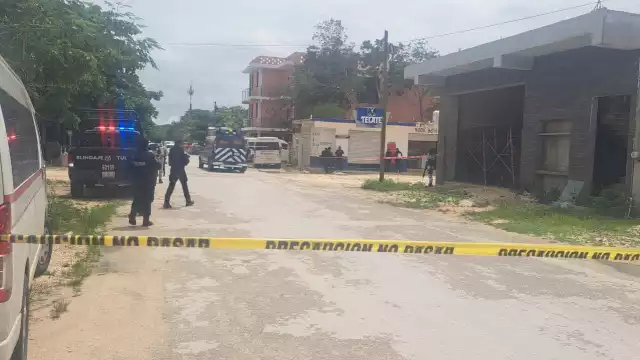 El cuerpo de la víctima terminó en el suelo, dentro de un establecimiento, mientras que los responsables huyeron de la escena