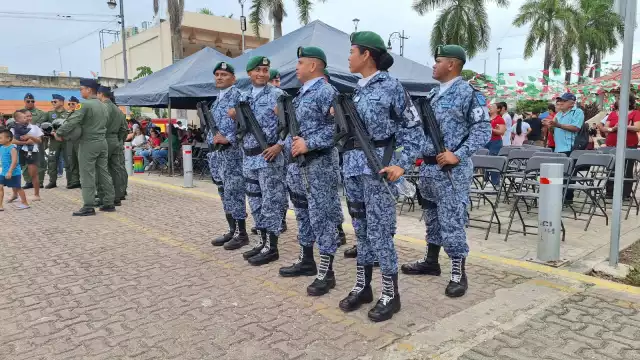 Familias acudieron para fotografiarse con los elementos uniformados