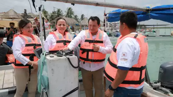 El gobernador Joaquín Díaz Mena entregó chalecos salvavidas y radios a pescadores de Río Lagartos, Las Coloradas, San Felipe y El Cuyo. El gobernador Joaquín Díaz Mena entregó chalecos salvavidas y radios a pescadores de Río Lagartos, Las Coloradas, San Felipe y El Cuyo.
