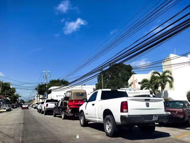 Las autoridades municipales siguen retirando automóviles abandonados, pero ignoran vehículos oficiales de la Vicefiscalía