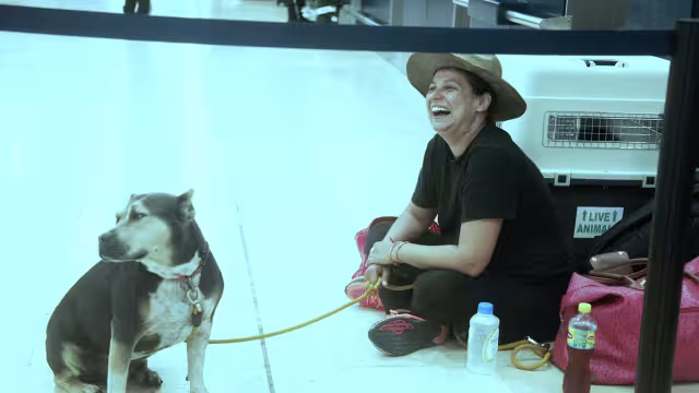 Alejandra Bianchi, italiana que reside en Estados Unidos, se quedó más horas en el AIC, ya que no le permitieron abordar sin los papeles