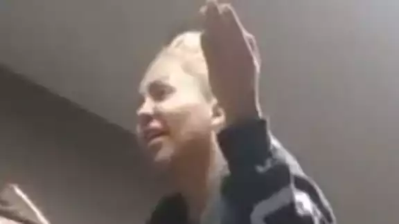 La mujer escupió a una trabajadora del edificio en donde vive La mujer escupió a una trabajadora del edificio en donde vive