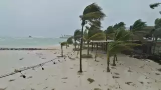 Huracán "Helene" provoca inundaciones  y evacuaciones en Isla Mujeres