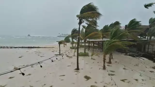 Huracán "Hellen" provoca inundaciones y evacuaciones en en Isla Mujeres