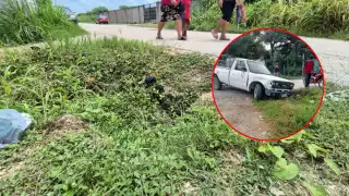 Camioneta cae en registro pluvial expuesto en Champotón; vecinos exigen su reparación