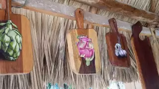 Hace poco más de 4 años, Antonio May comenzó a hacer artículos que vende en el parque de su pueblo