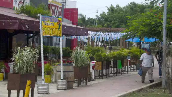 Predominan restaurantes, cafeterías, ferreterías y casas de materiales, aunque también hay participación de tiendas de ropa, papelerías, panaderías y pequeños comercios de barrio.
