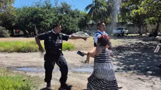 ¿Abuso policiaco en Carmen? Agente desenfunda arma durante detención y desata zafarrancho vecinal