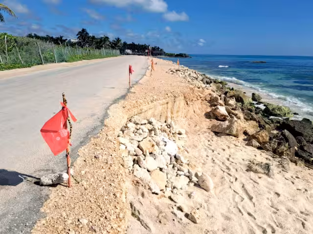 Temen que la carretera se desplome y afecte la próxima temporada alta, ya que es un camino de acceso a la playa Punta Piedra.
