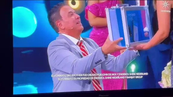 Mario Bezares le otorga el premio a su esposa como gesto de celebración de su aniversario.