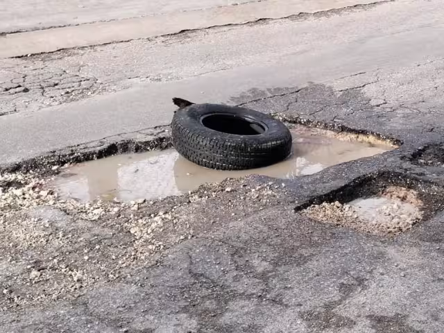 Los baches no son el único, problema, también hay coladeras tapadas que provocan inundaciones