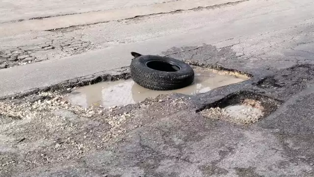 Los baches no son el único, problema, también hay coladeras tapadas que provocan inundaciones