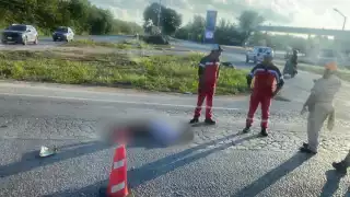 Trágico accidente en Cancún: Motociclista muere arrollado por pipa de gas