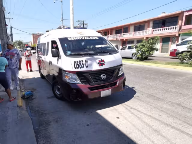 Presuntamente el chofer de combi iba en el celular y se pasó un "alto", pero pasajeros lo negaron
