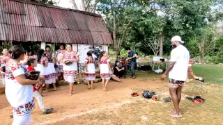 Randy Arozarena juega con las Diablillas Mestizas, equipo de softbol de Tulum