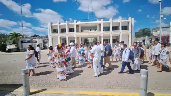 Después del evento por el Día Internacional de las Lenguas Maternas, los docentes comenzaron a manifestarse Después del evento por el Día Internacional de las Lenguas Maternas, los docentes comenzaron a manifestarse