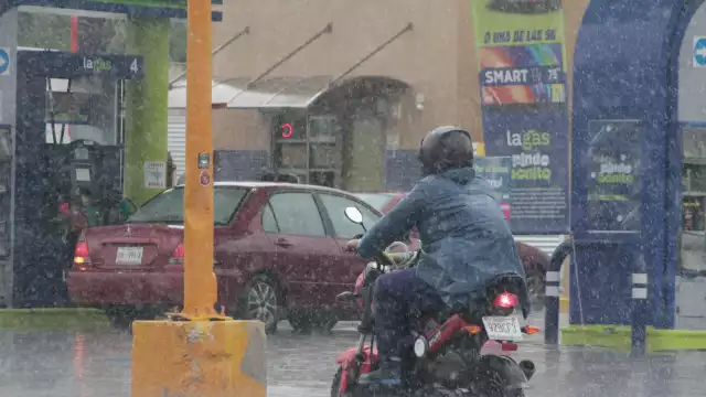 Las lluvias tomaron de sorpresa a varios conductores mientras estaban de camino a sus actividades