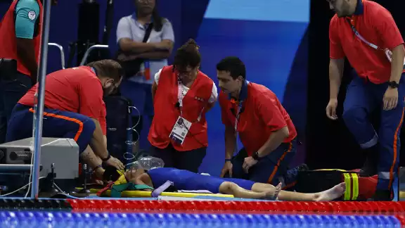 Recibiendo la atención médica afuera de la piscina Recibiendo la atención médica afuera de la piscina