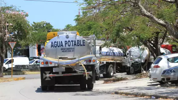 Crisis del agua en Cancún: Transportistas piden denunciar cobros excesivos