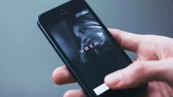 Conductor de Uber regaña a mamá que quería que su hijo viajara solo