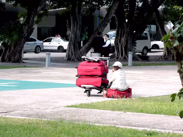 La joven francesa, alejada de la gente, tiene dos semanas en el aeródromo y no ha podido contactar a sus familiares en Cancún