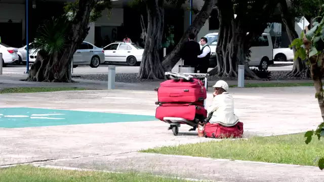 La joven francesa, alejada de la gente, tiene dos semanas en el aeródromo y no ha podido contactar a sus familiares en Cancún