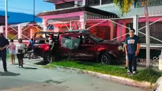 Trabajador de la CFE provoca accidente vehicular en Chetumal