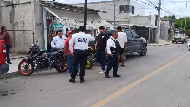 Mototaxista invade carril y provoca accidente en Escárcega.