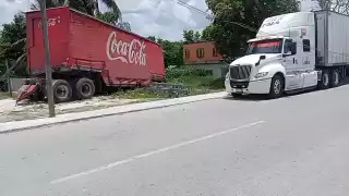 Remolque de refresquera derriba poste y deja sin luz a sector de Xpujil, Calakmul 