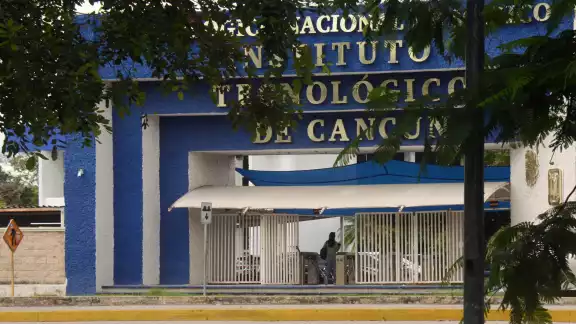 Uno de los principales recla mos es la exigencia de comprar  materiales, bajo el argumento de  que son indispensables para las  materias
