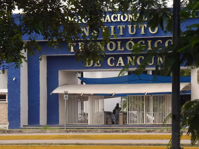 Uno de los principales recla mos es la exigencia de comprar  materiales, bajo el argumento de  que son indispensables para las  materias