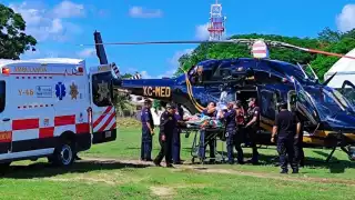 Trasladan en helicóptero a hombre con graves lesiones, tras caer desde lo alto en Tizimín  
