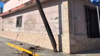 Conductor presuntamente ebrio derriba postes de energía eléctrica y deja sin luz a familias  en Progreso