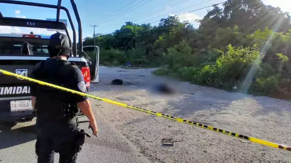 Conductores alertaron sobre el cadáver en la vía Cancún-Chetumal Conductores alertaron sobre el cadáver en la vía Cancún-Chetumal