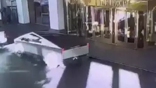 Tesla explota frente a Hotel Trump, se investiga como posible acto terrorista