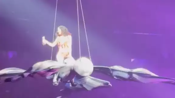 Mientras interpretaba 'Roar', la artista casi cayó desde una altura considerable Mientras interpretaba 'Roar', la artista casi cayó desde una altura considerable