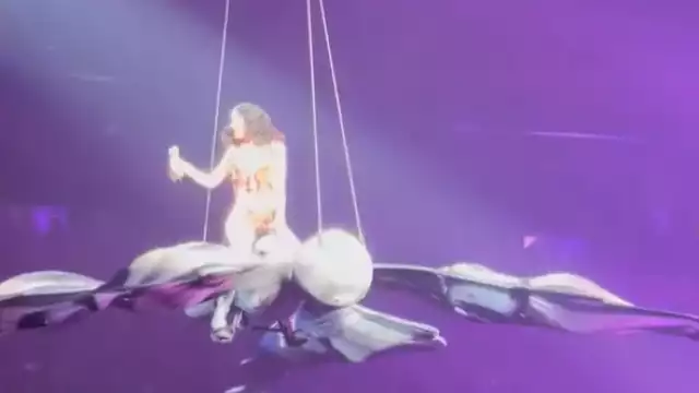Mientras interpretaba 'Roar', la artista casi cayó desde una altura considerable