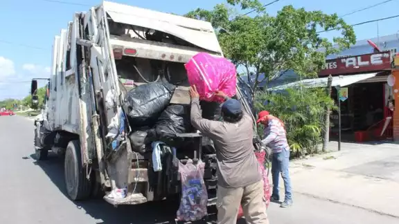 Recolectores de basura no portan equipo adecuado que les proteja de los desechos.