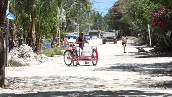 Pasan hasta una semana sin energía eléctrica en Andrés Quintana Roo