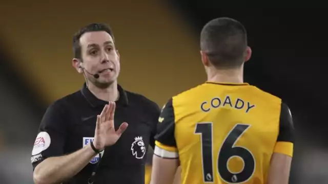 David Coote pitando un duelo de la Premier