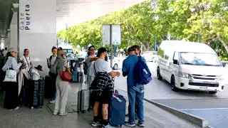 Taxista y conductor de transporte privado protagonizan  riña verbal en el aeropuerto de Cancún