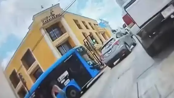 Una unidad de Va y Ven de la ruta aeropuerto ignoró el alto e impactó a una camioneta Una unidad de Va y Ven de la ruta aeropuerto ignoró el alto e impactó a una camioneta