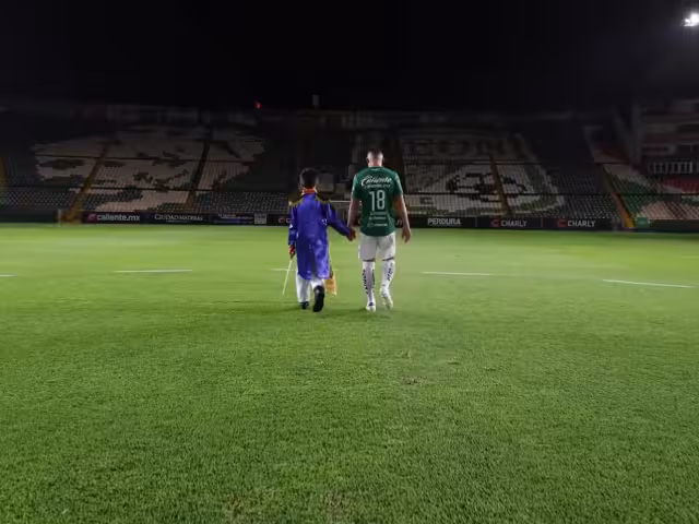 Andrés Guardado recibe homenaje durante partido de Monterrey y Nuevo León.