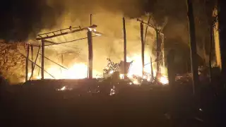 Familia pierde su casa a causa de un  incendio en la colonia Benito Juárez de Tihosuco