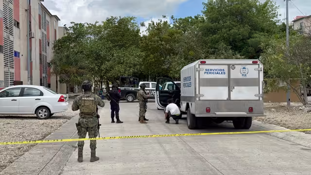 A un lado de un parque y cerca de una escuela secundaria, atacaron a balazos a un hombre