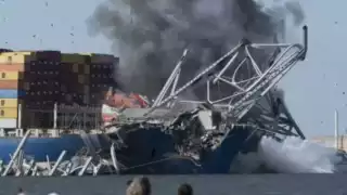 Remolcadores mueven al buque Dali tras derribar el puente Francis Scott Key en Baltimore