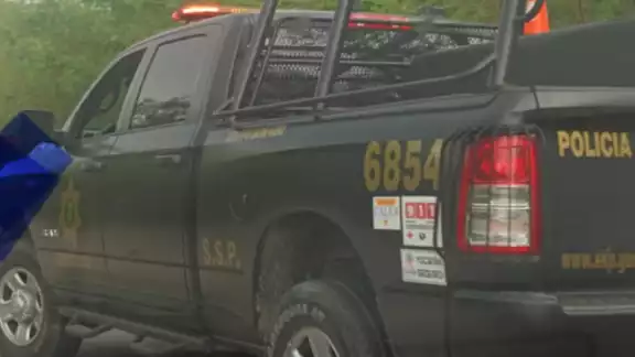 Elementos de la SSP efectúan una inspección a un taxi sospechoso, en tránsito sobre el periférico