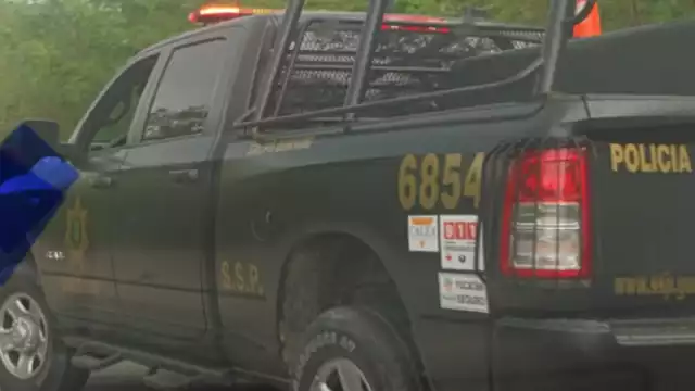 Elementos de la SSP efectúan una inspección a un taxi sospechoso, en tránsito sobre el periférico