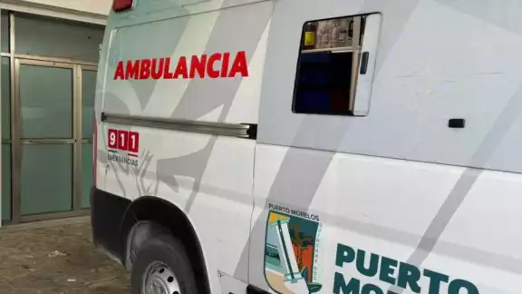 Paramédicos de Puerto Morelos trasladaron al hombre a Cancún