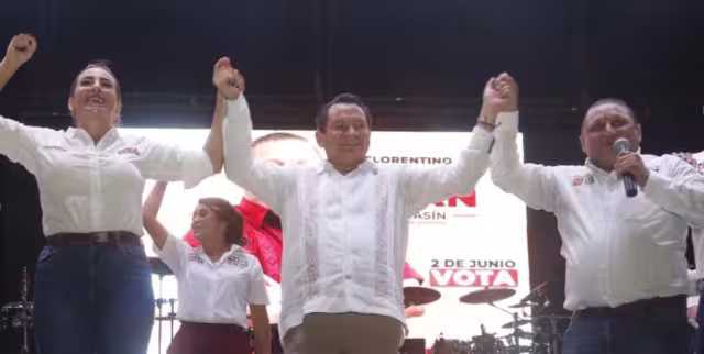 Joaquín Díaz Mena en el cierre de campaña de Florentino "Masha" Chan, en Kanasín